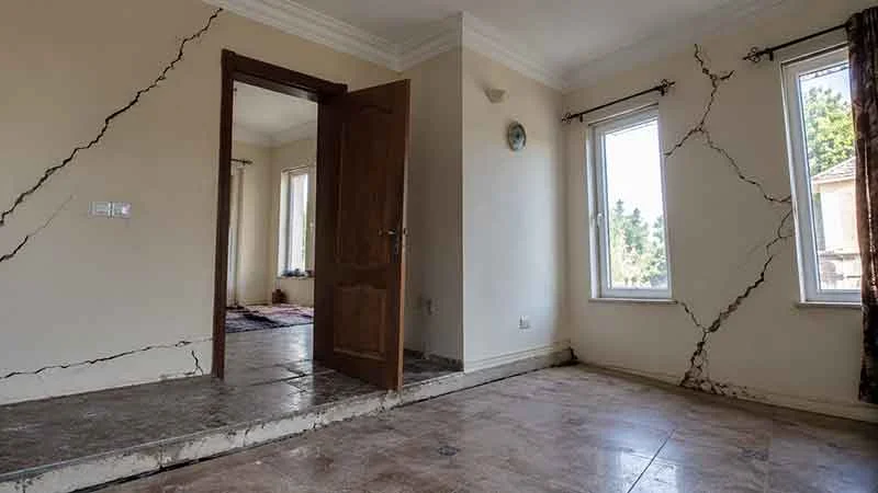 ترک مورب دیوار و گیر کردن درب به دلیل نشست نامتقارن ساختمان